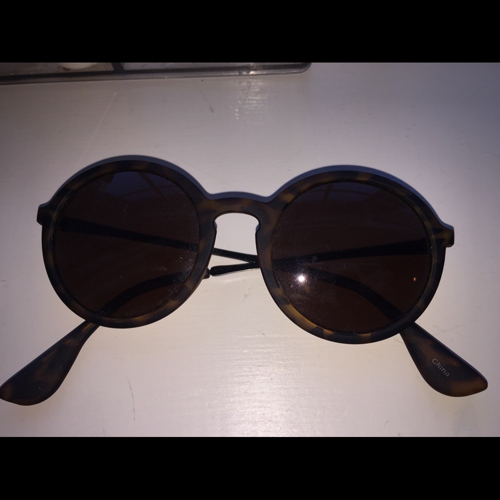 ROUND TORTOISE SHELL SUNGLASSES